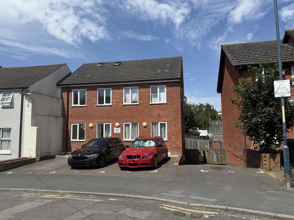 Lot: 60 - SUBSTANTIAL FREEHOLD RESIDENTIAL INVESTMENT COMPRISING NINE FLATS - Front view of Nine Flats for Investment